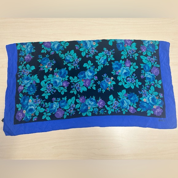 WOW POSHMARK - Authentic Gucci Scarf - Picture 8 of 16